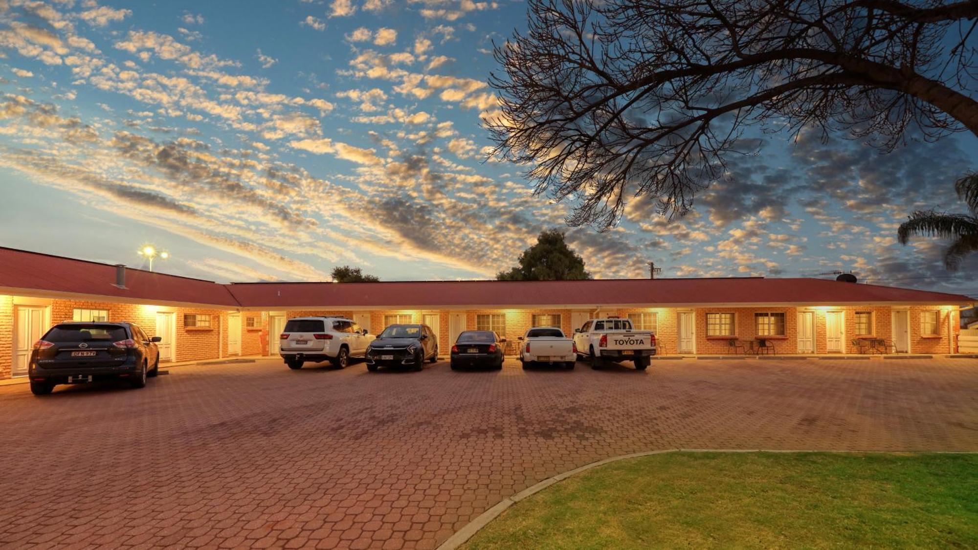 Charles Rasp Motor Inn y cabañas Broken Hill Exterior foto